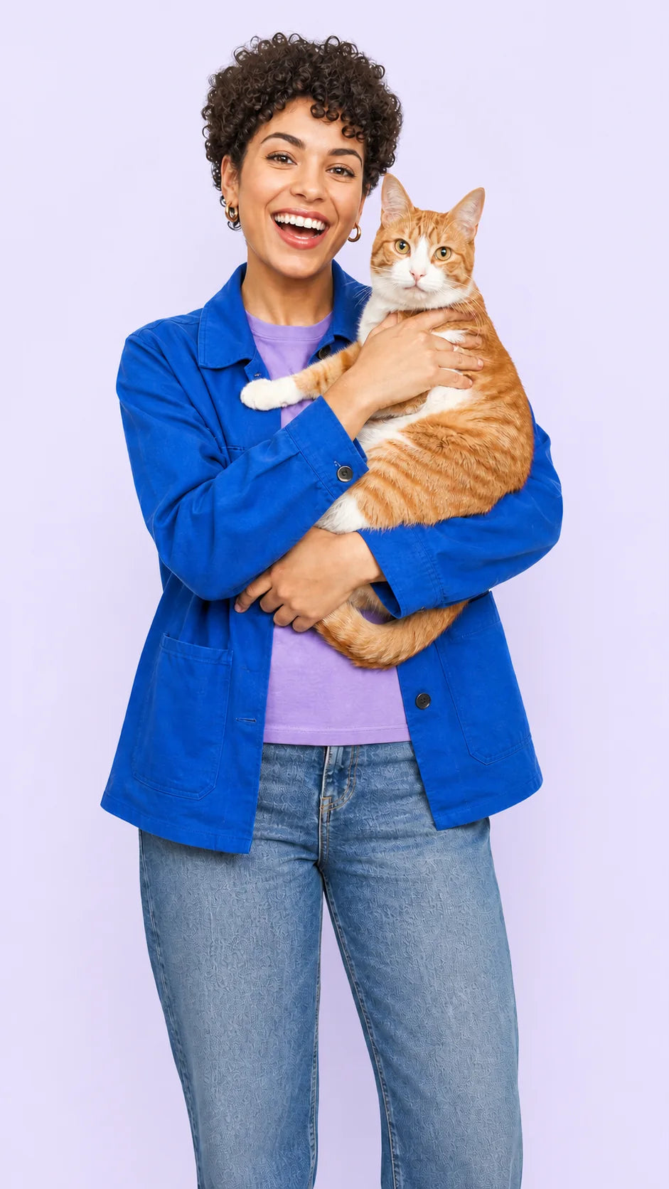 Tutor compartilhando um momento feliz com um gato laranja e branco